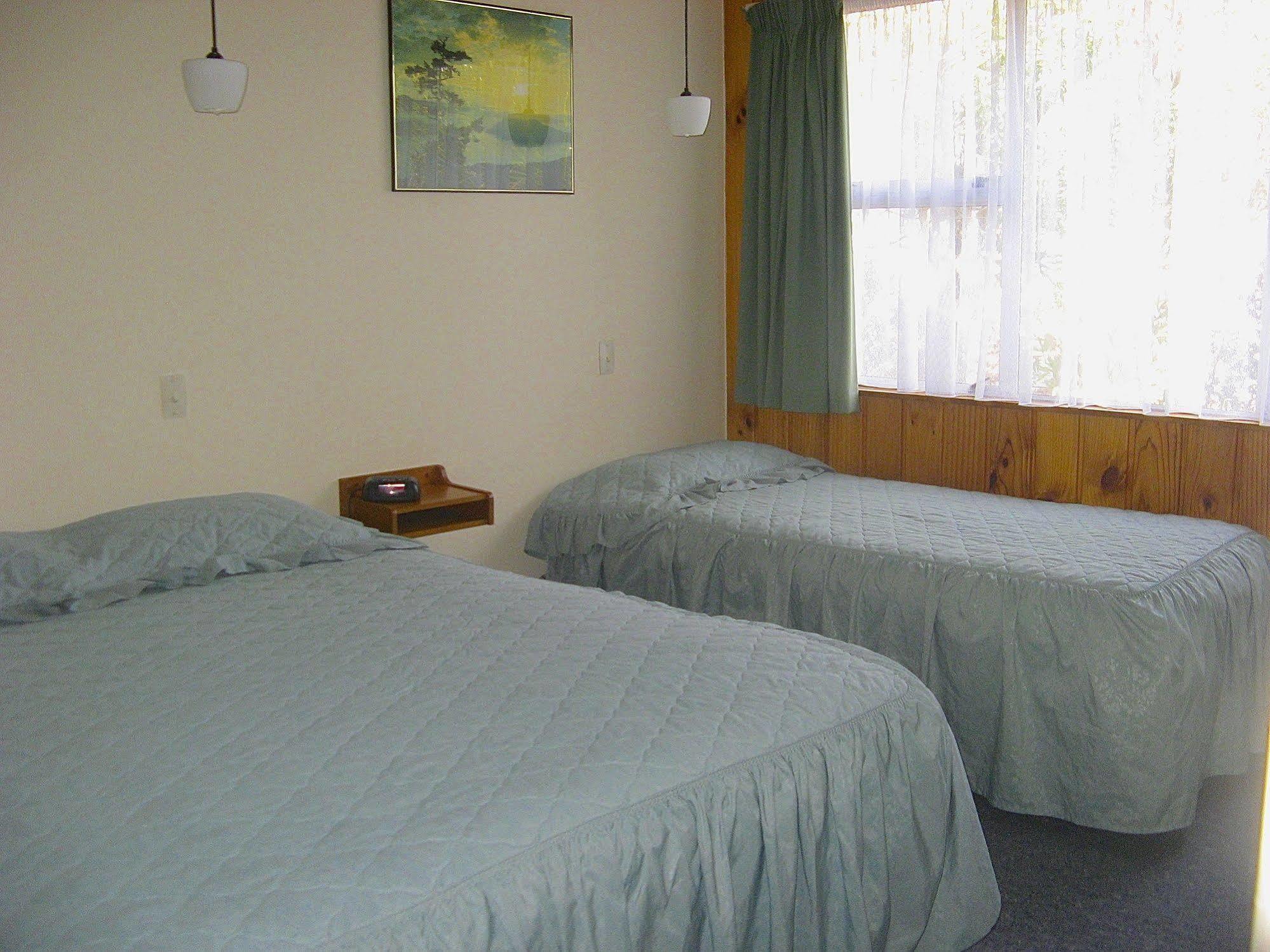 Tongariro River Motel ตูรางี ภายนอก รูปภาพ