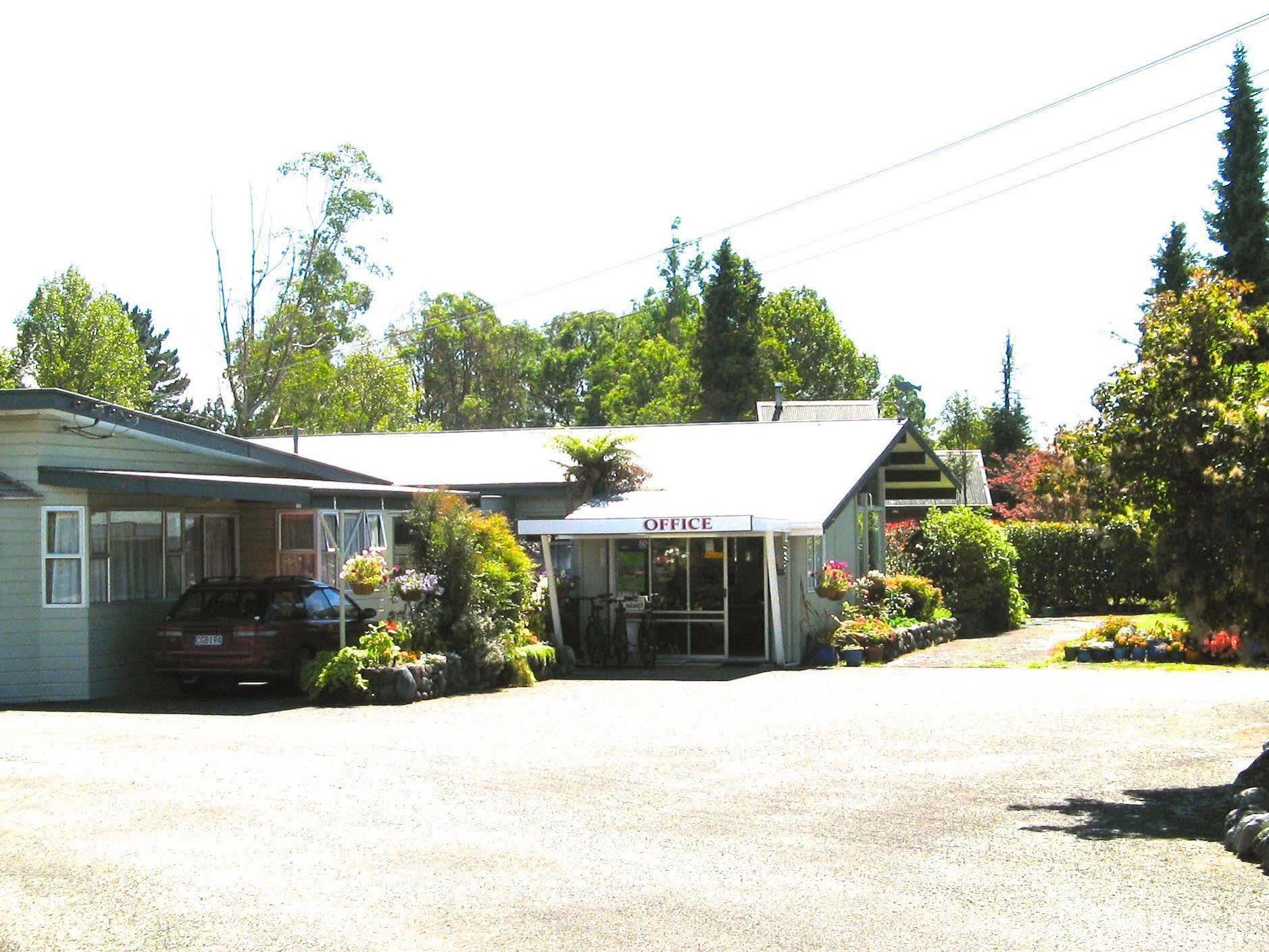 Tongariro River Motel ตูรางี ภายนอก รูปภาพ